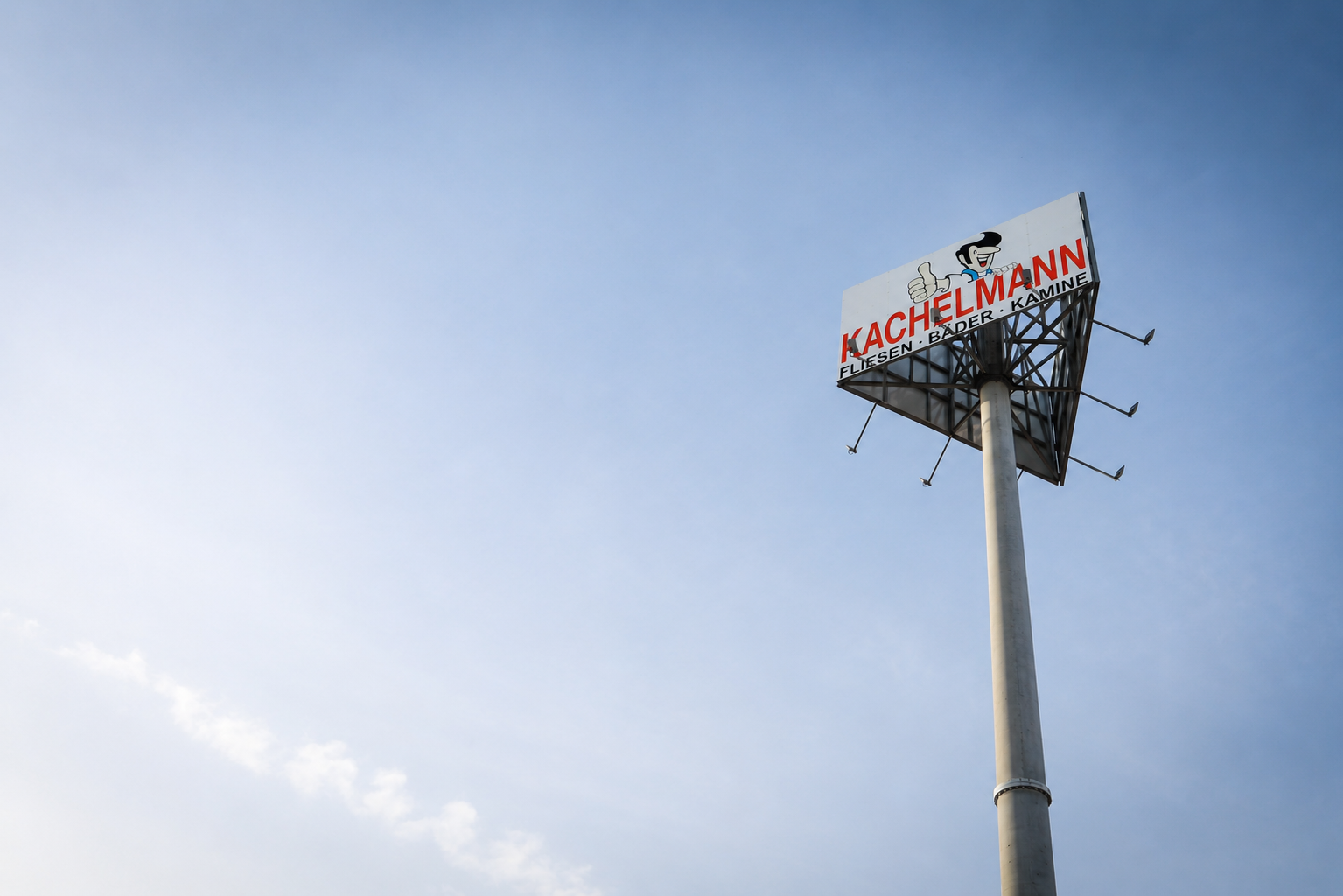 KACHELMANN-Schild am Standort im Vogtland
